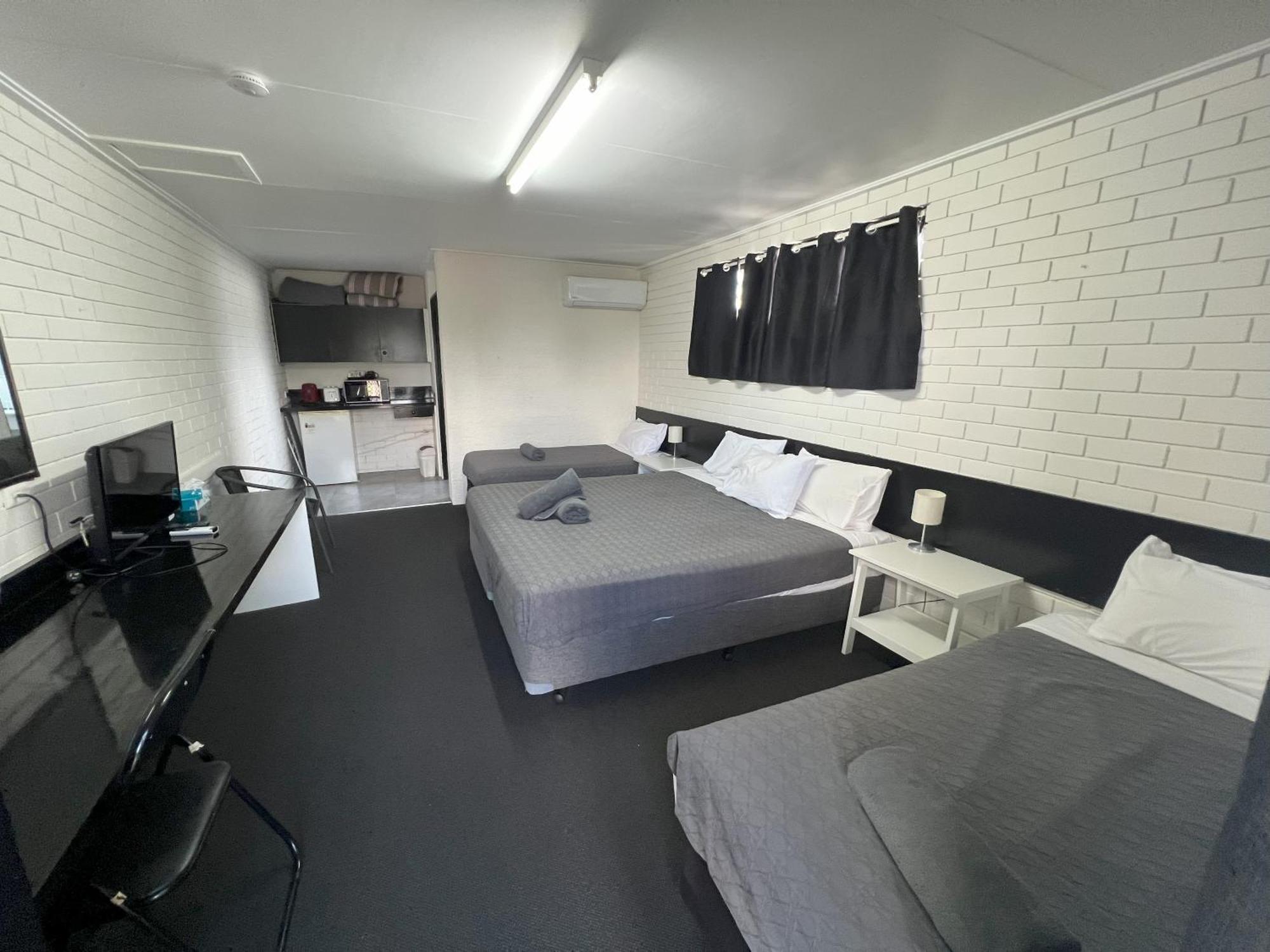 Abajaz Motel-Central-King Bed-Shaded Parking Longreach Exterior foto